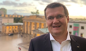 Tino Noack vor dem Brandenburger Tor, SecuGround